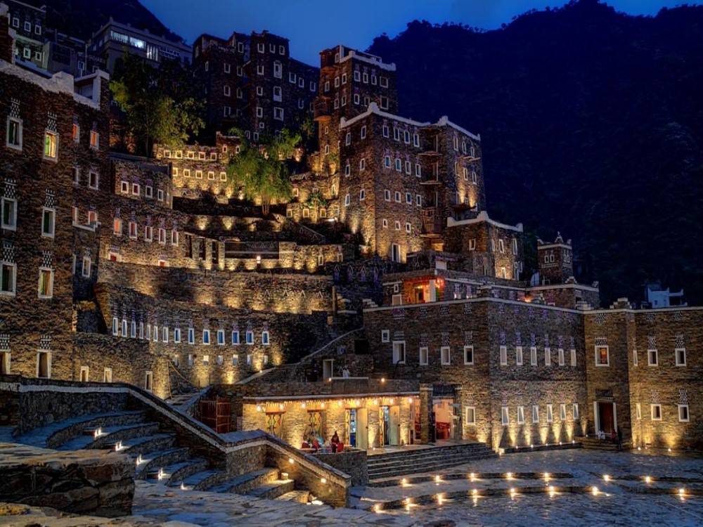 قرية رجال ألمع — عمارة حجرية وهوية متجددة